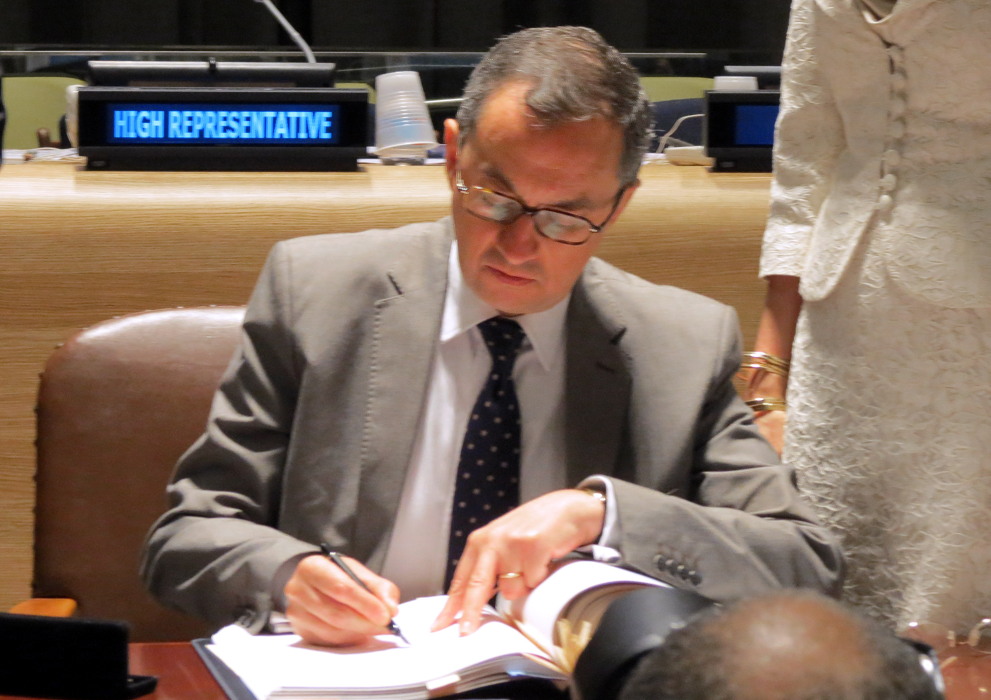 El Subsecretario Juan Manuel Gómez Robledo firma el ATT El Subsecretario Juan Manuel Gómez Robledo firma el ATT